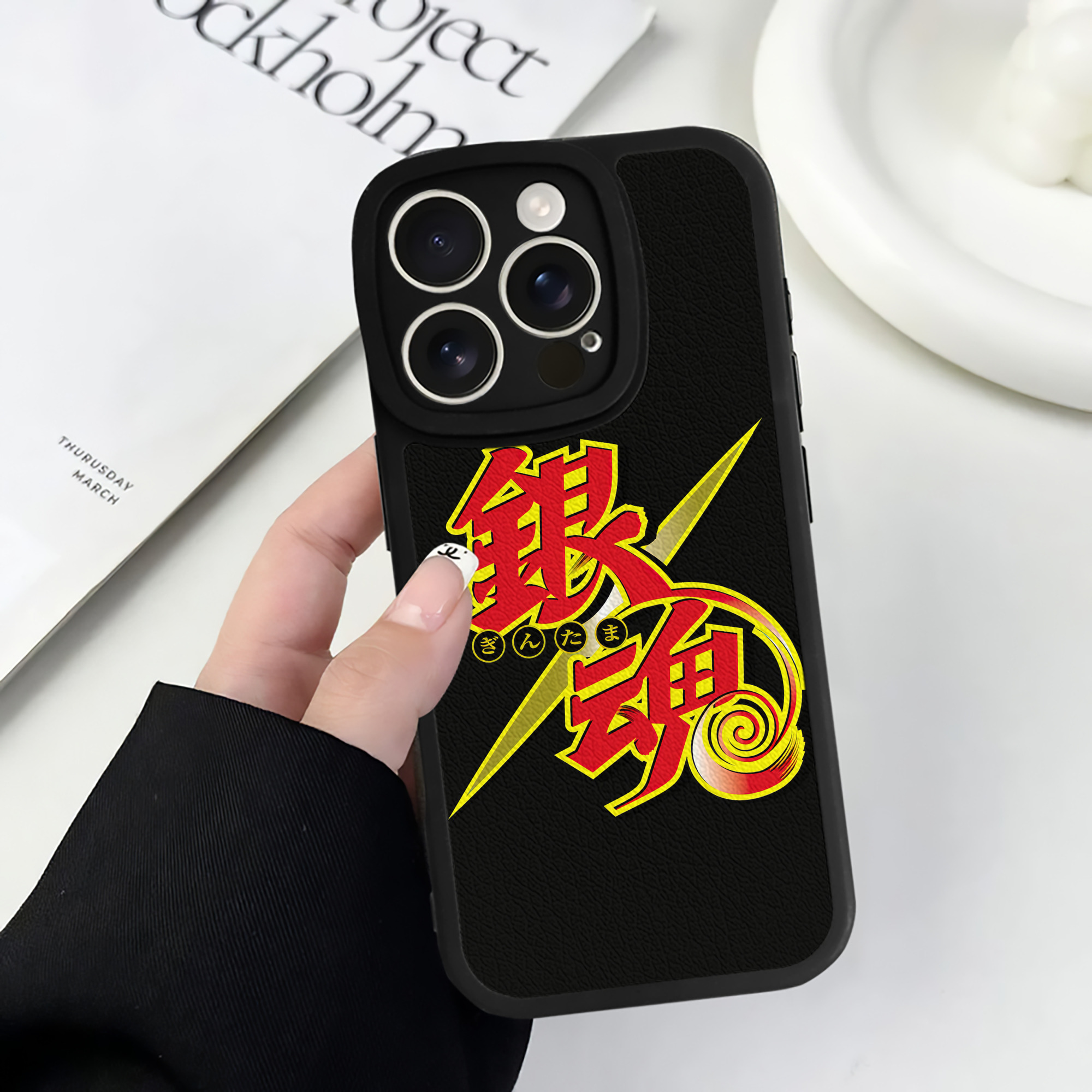 （画像用） ぎんたま 坂田銀時（さかたぎんとき） 神楽 志村新八（しむら しんぱち） GINTAMA Sakata Gintoki Kagura Shimura Shinpachi 【iPhone 16シリーズ対応】シリコンスマホケース（レザー調） 材質：シリコン